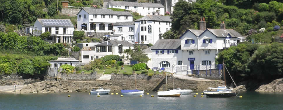 Ferryside on the river bank at Bodinnick where Daphne du Maurier wrote The Loving Spirit based on Polruan