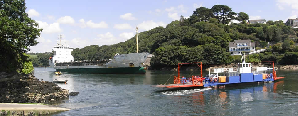 The Bodinnick Ferry carries cars and pedestrians across the River Fowey between Bodinnick and Fowey.