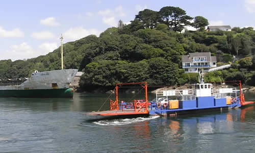 The Bodinnick Ferry carries cars and pedestrians across the River Fowey between Bodinnick and Fowey.